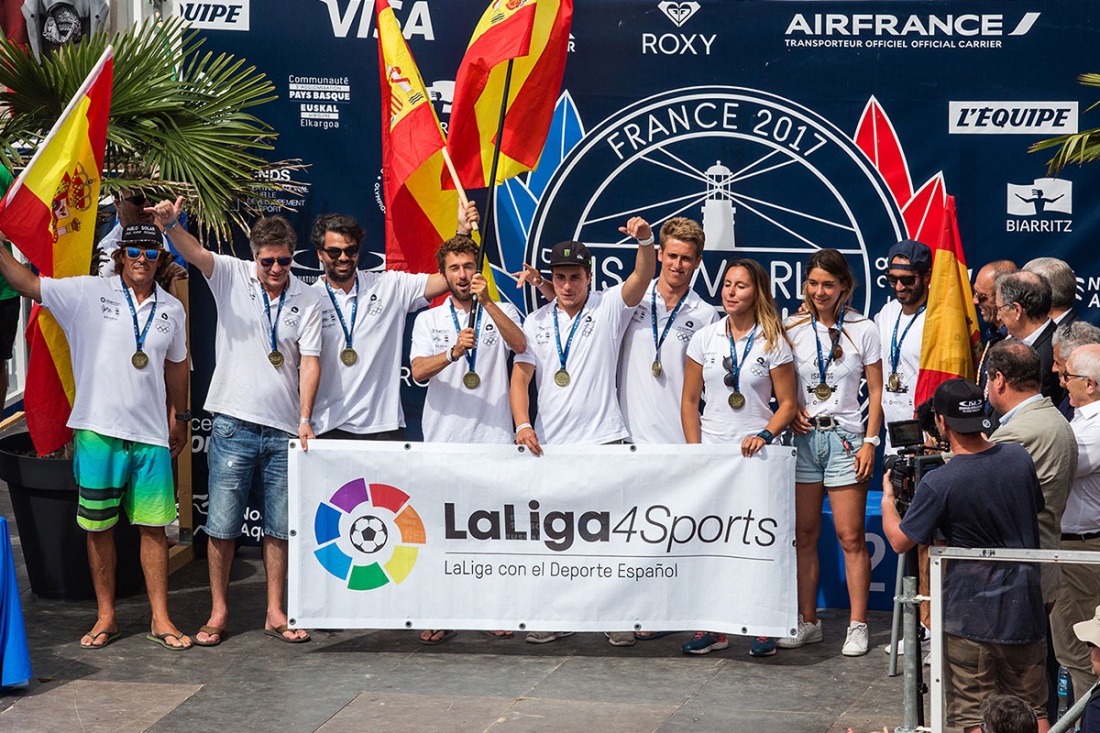 La selección española de surf bronce en el mundial de naciones #LarojaSURF