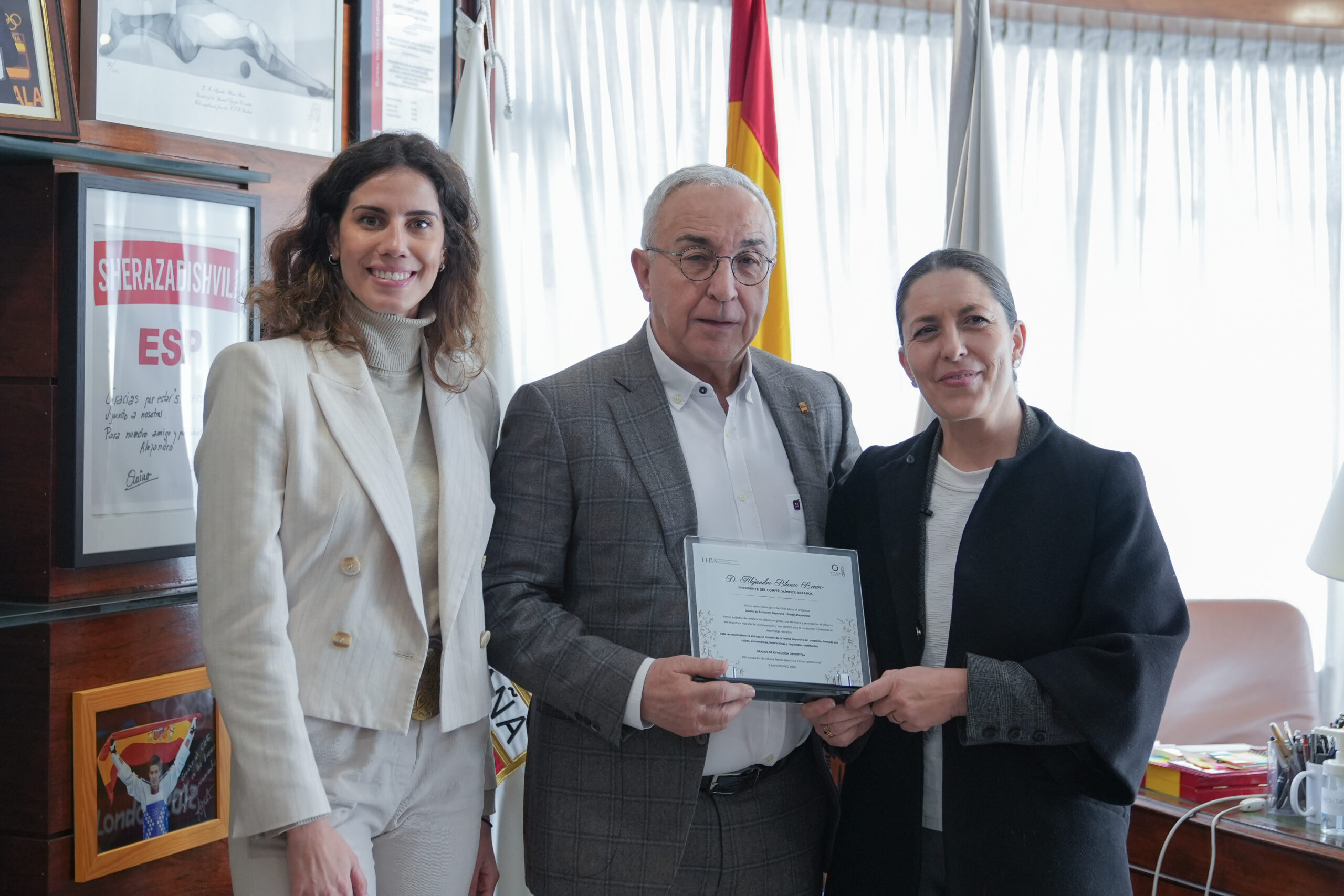 Alejandro Blanco recibe un renocimiento por su apoyo al programa de Grados de Evolución Deportiva del IINS